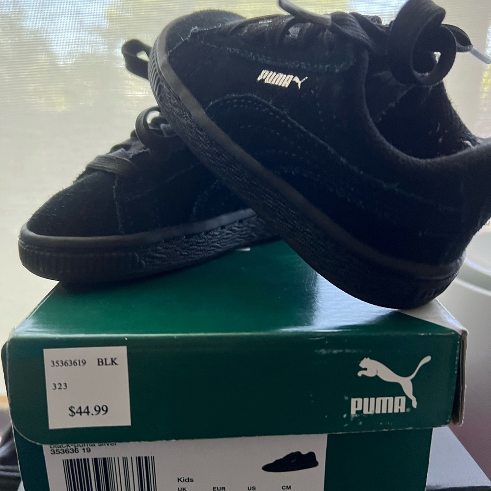 Toddlers all Balck suede puma sneakers in excellent condition size 6C